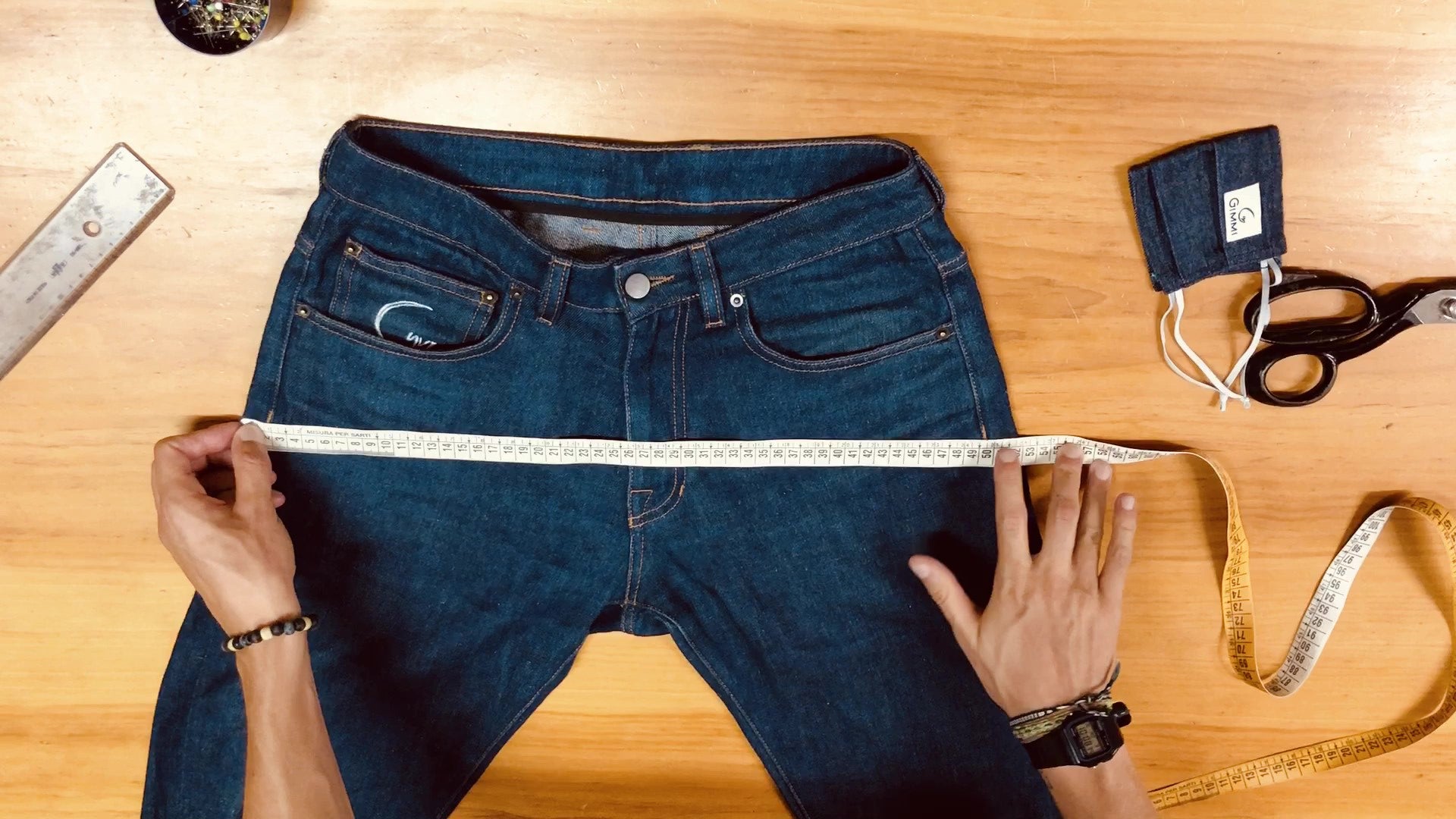 Carica il video: Video illustrativo, su come prendere le principali misure di un vostro pantalone, per evitare possibili resi e abbattere ulteriori impatti ambientali dovuti alle spedizioni.Grazie della collaborazione❤️❤️